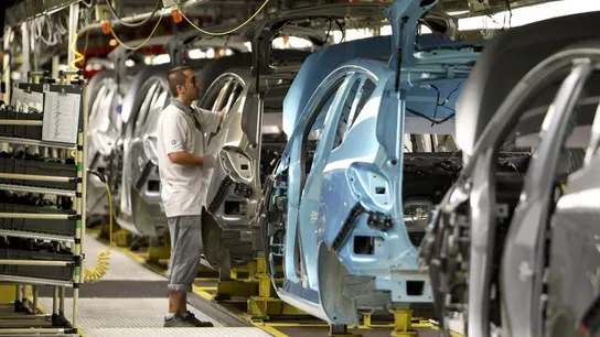 Un trabajador de una fábrica de coches Un trabajador de una fábrica de coches