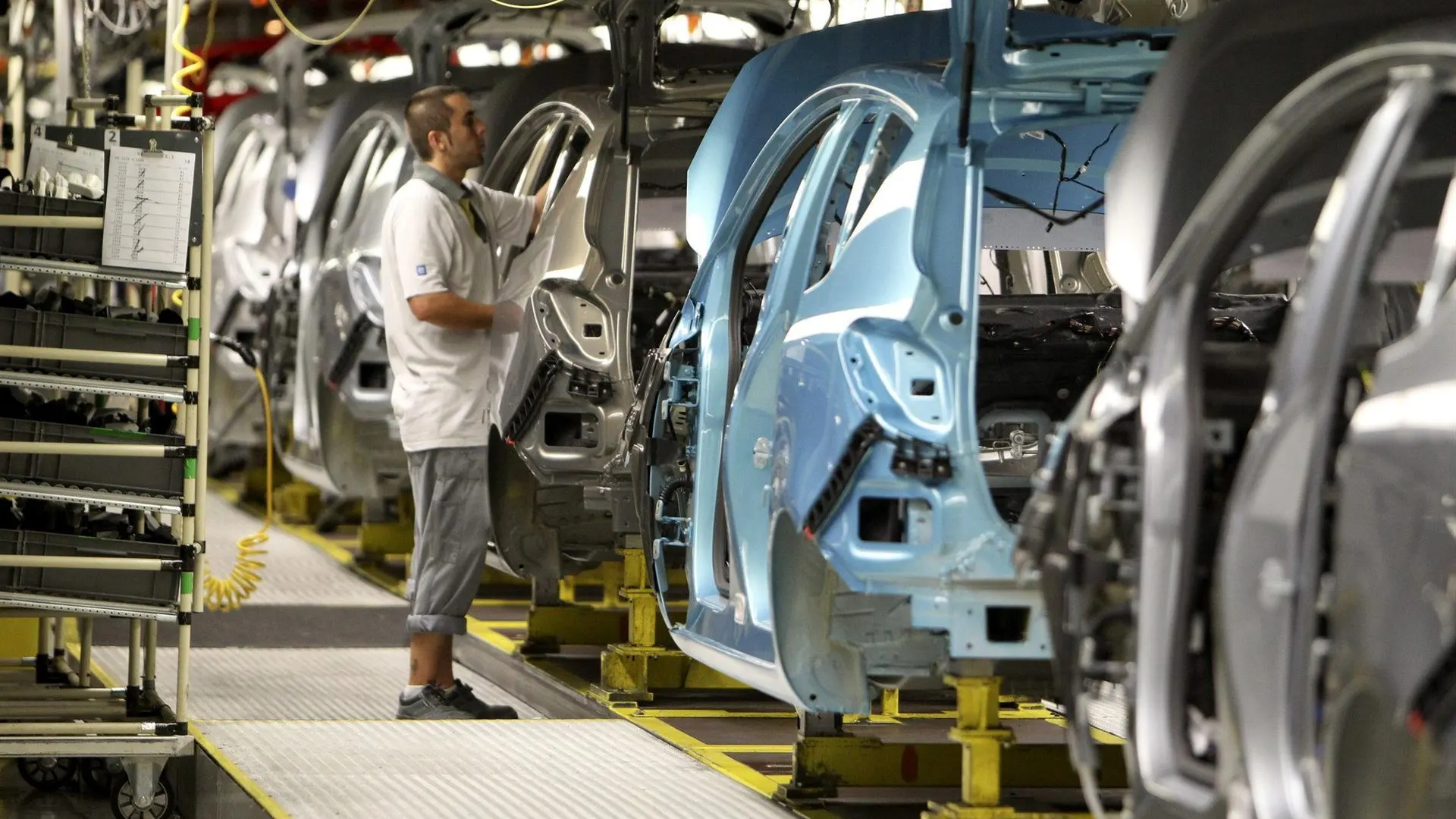 Un trabajador de una fábrica de coches