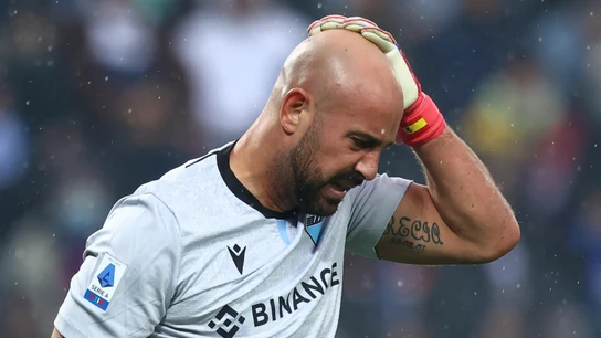 Pepe Reina, con la mano en la cabeza tras recibir un 'monedazo' Pepe Reina, con la mano en la cabeza tras recibir un 'monedazo'