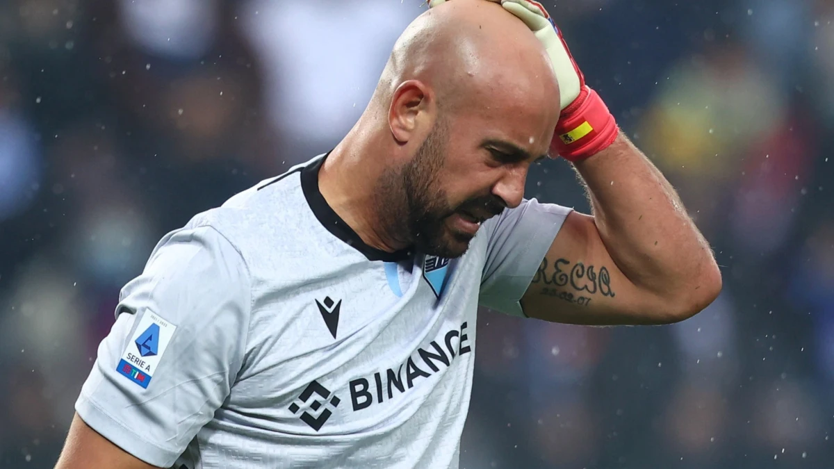 Pepe Reina, con la mano en la cabeza tras recibir un 'monedazo'