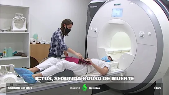 Imagen de una persona a la que van a realizar una resonancia magnética Imagen de una persona a la que van a realizar una resonancia magnética
