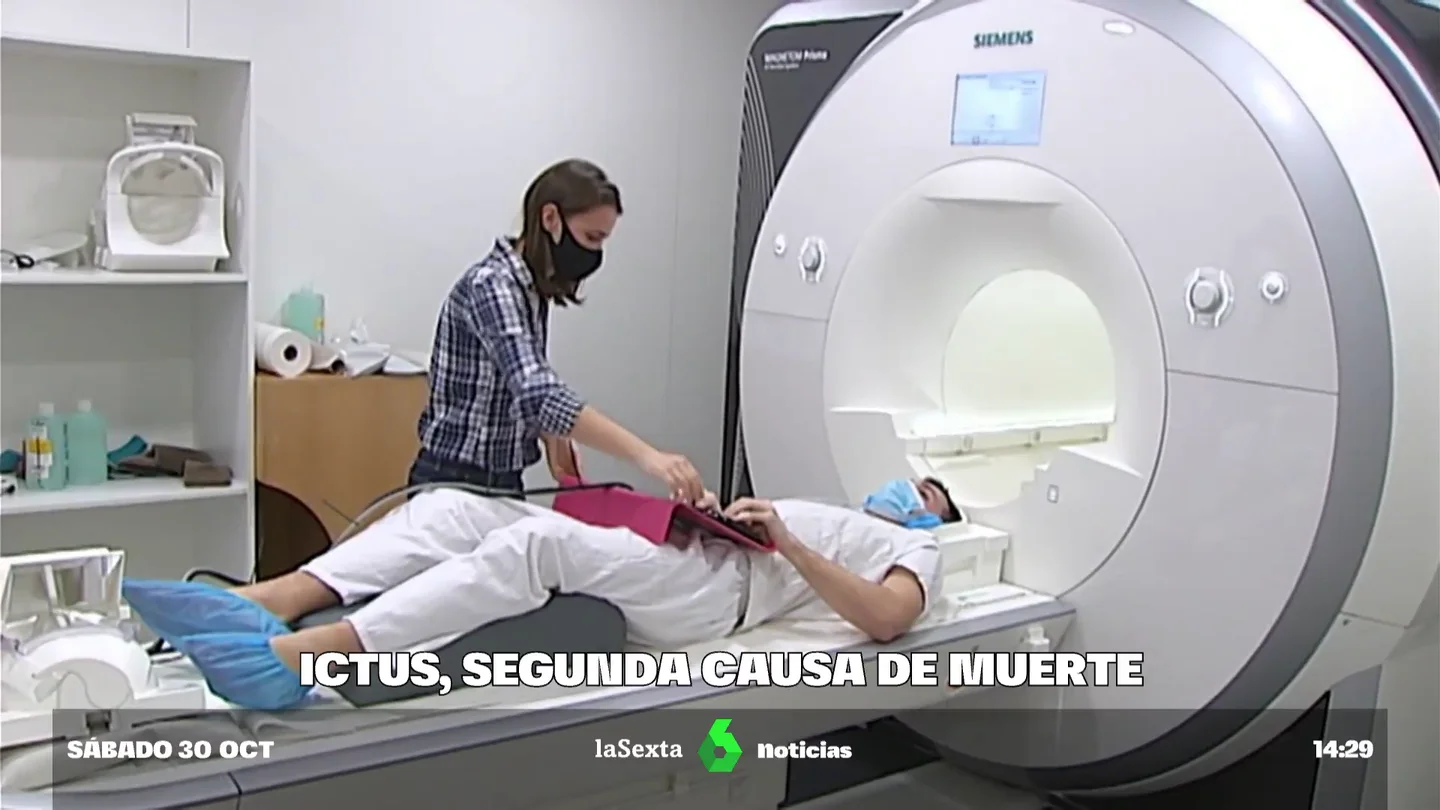 Imagen de una persona a la que van a realizar una resonancia magnética Imagen de una persona a la que van a realizar una resonancia magnética