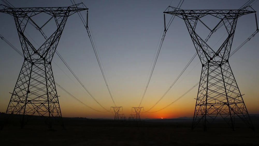 Amanecer tras unas torres eléctricas en una imagen de archivo