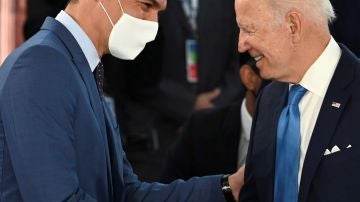 Saludo entre Pedro Sánchez y Joe Biden