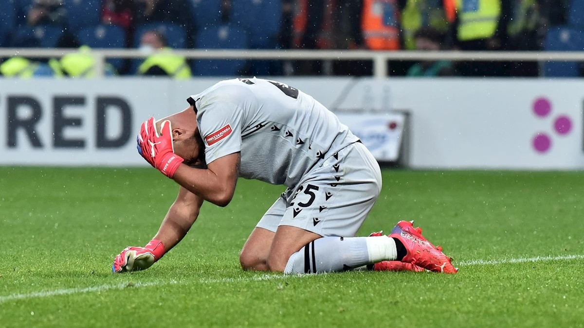 Pepe Reina, de rodillas en el césped