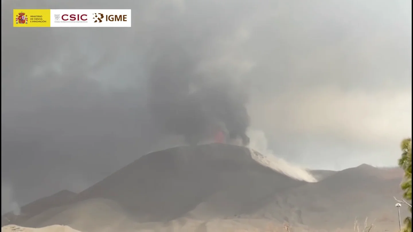 Las ondas de choque del volcán de La Palma provocan derrumbes en el cráter principal y los expertos advierten sobre la lluvia de ceniza Las ondas de choque del volcán de La Palma provocan derrumbes en el cráter principal y los expertos advierten sobre la lluvia de ceniza