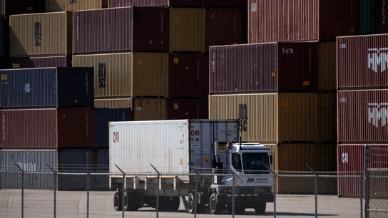 Un camión, frente a pilas de contenedores en un puerto de Los Ángeles, California (EEUU) Un camión, frente a pilas de contenedores en un puerto de Los Ángeles, California (EEUU)