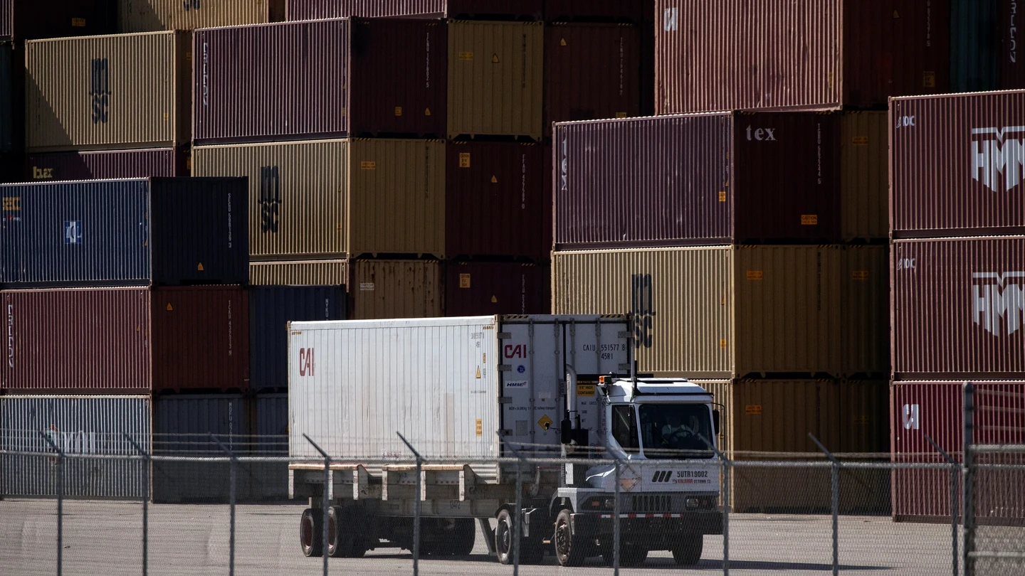 Un camión, frente a pilas de contenedores en un puerto de Los Ángeles, California (EEUU) Un camión, frente a pilas de contenedores en un puerto de Los Ángeles, California (EEUU)