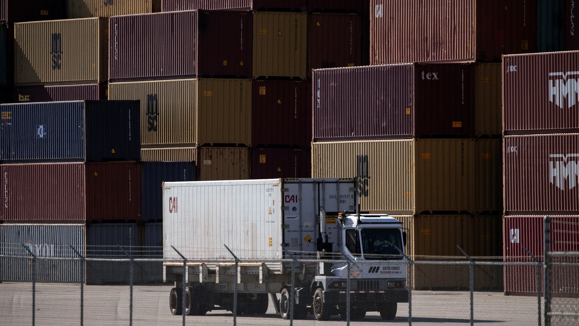 Un camión, frente a pilas de contenedores en un puerto de Los Ángeles, California (EEUU)