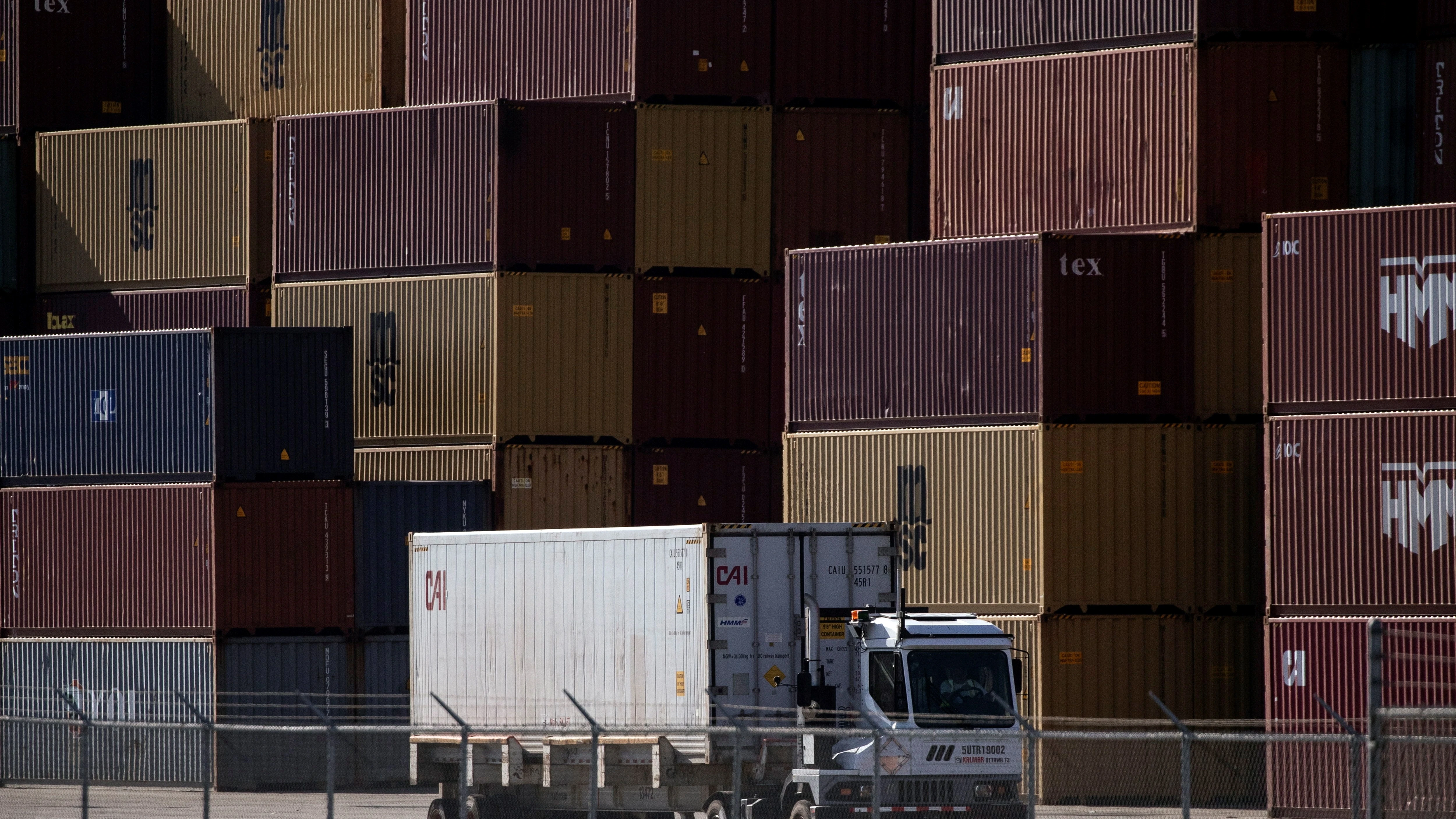 Un camión, frente a pilas de contenedores en un puerto de Los Ángeles, California (EEUU)