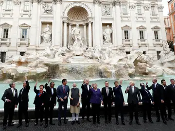 Los líderes del G20 posan frente a la Fontana di Trevi (Roma)