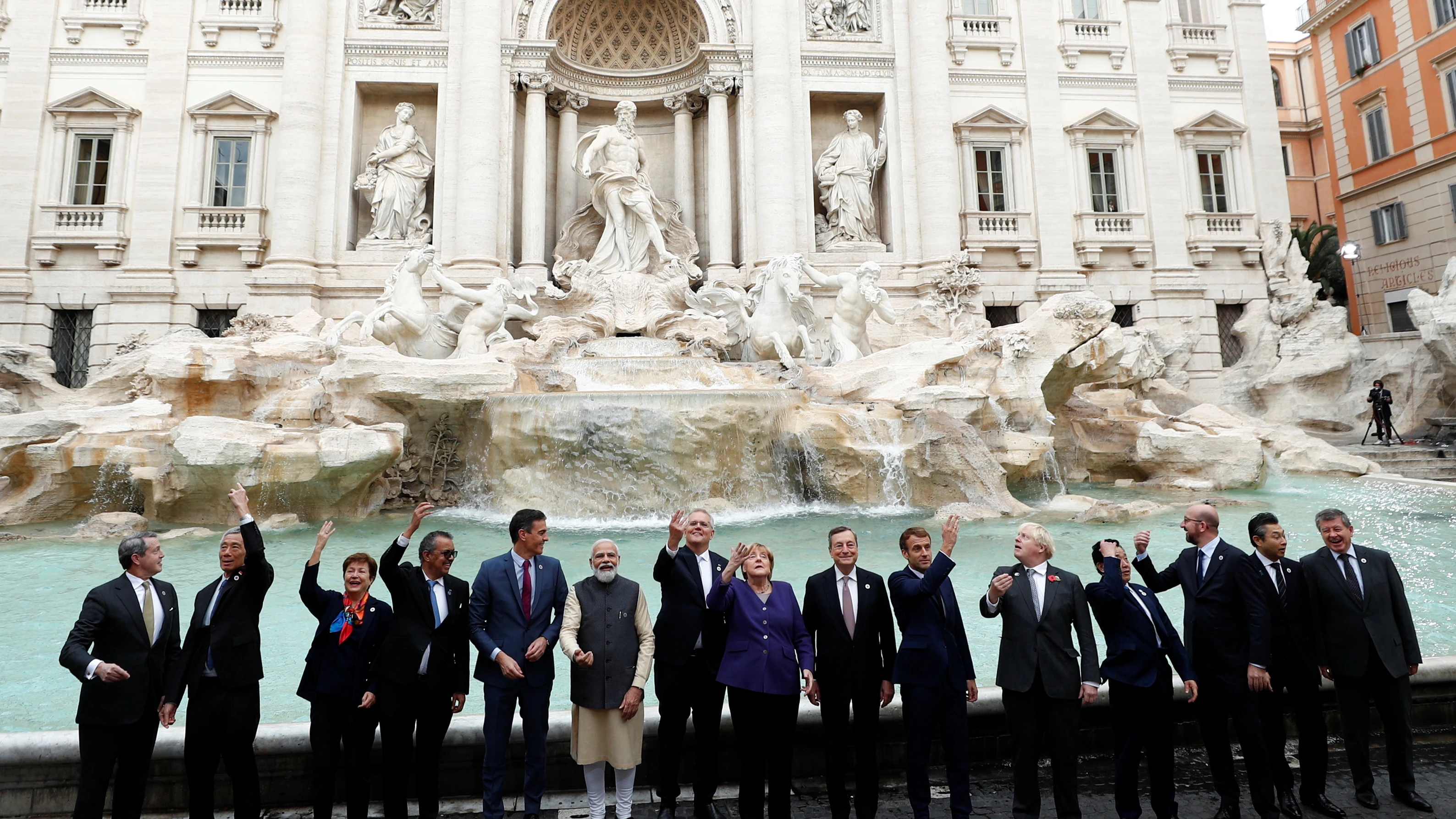 Los líderes del G20 posan frente a la Fontana di Trevi (Roma)