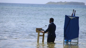 Un ministro de Tuvalu (Oceanía) graba su discurso para la Cumbre del Clima con el agua hasta las rodillas