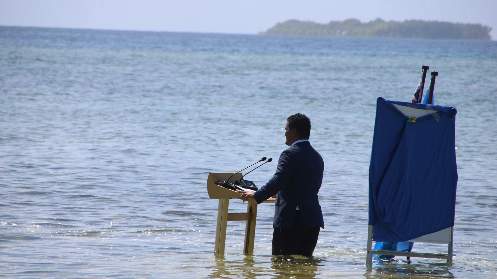 Un ministro de Tuvalu (Oceanía) graba su discurso para la Cumbre del Clima con el agua hasta las rodillas