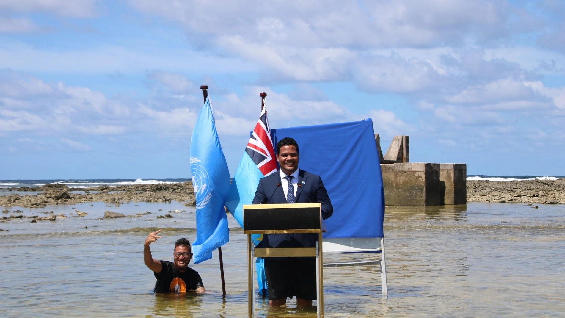 Un ministro de Tuvalu (Oceanía) graba su discurso para la Cumbre del Clima con el agua hasta las rodillas