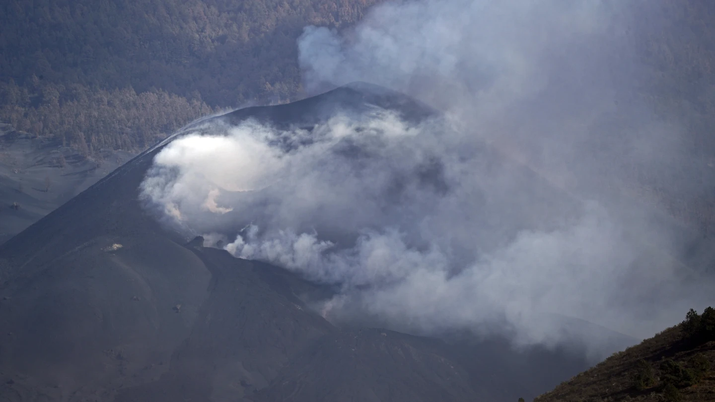 La erupción de La Palma ha cumplido este lunes 51 días desde su comienzo La erupción de La Palma ha cumplido este lunes 51 días desde su comienzo