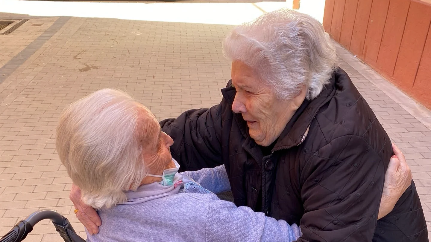 El encuentro entre las dos ancianas El encuentro entre las dos ancianas