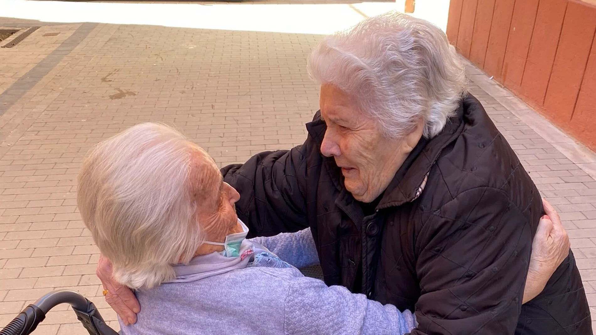 El encuentro entre las dos ancianas