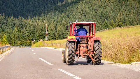 Adelantar con línea continua: ¿los vehículos agrícolas y de obras entran dentro de las excepciones? Tractor