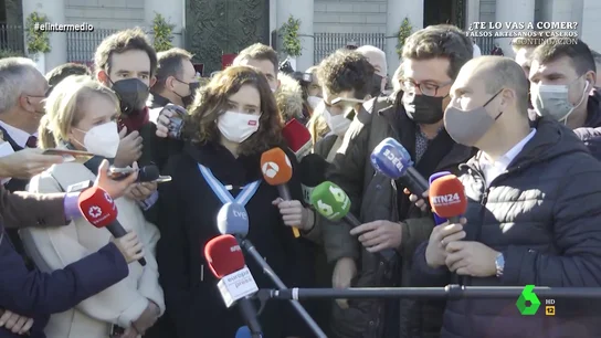 El momento más surrealista de Ayuso con los periodistas El momento más surrealista de Ayuso con los periodistas