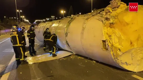 Un camión cisterna con 20.000 kg de CO2 refrigerado vuelca en la M-50 y provoca cortes durante horas Un camión cisterna con 20.000 kg de CO2 refrigerado vuelca en la M-50 y provoca cortes durante horas