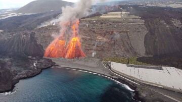 Unas nueva lengua de lava está descendiendo este martes por los acantilados de la playa de Los Guirres, en Tazacorte.