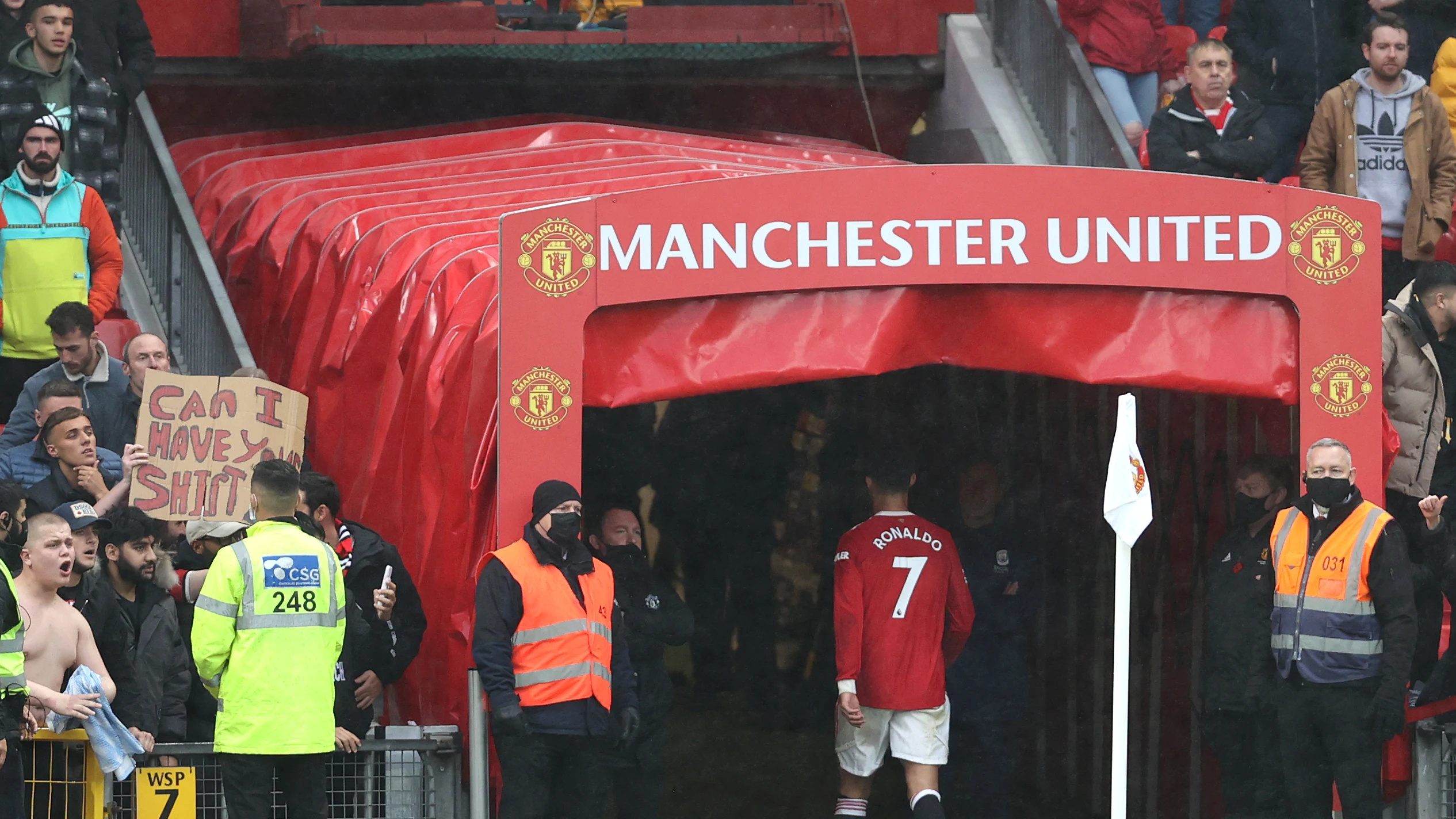 Cristiano Ronaldo abandona Old Trafford