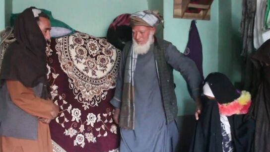 El hombre de 55 a&ntilde;os intenta coger de la mano a la ni&ntilde;a de 9 tras comprarla