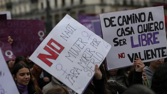 Imagen de archivo de pancartas con lemas feministas durante una manifestación. Imagen de archivo de pancartas con lemas feministas durante una manifestación.