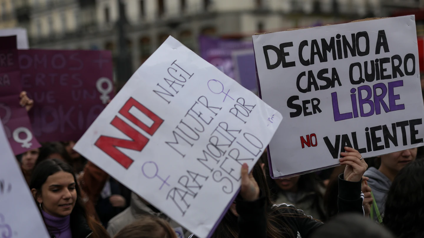 Imagen de archivo de pancartas con lemas feministas durante una manifestación. Imagen de archivo de pancartas con lemas feministas durante una manifestación.