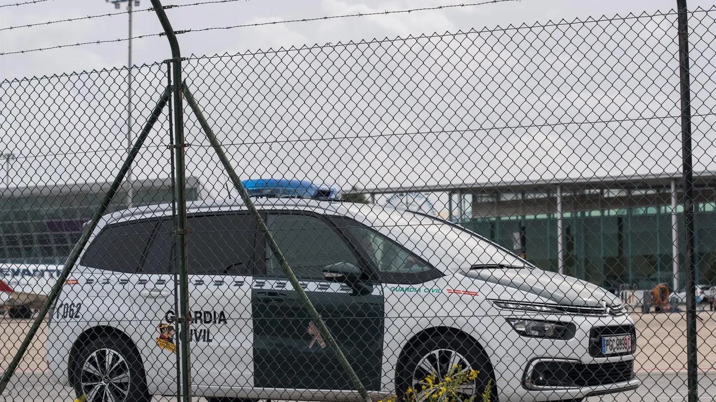 Un coche de Guardia civil en las pistas del aeropuerto de Palma Un coche de Guardia civil en las pistas del aeropuerto de Palma