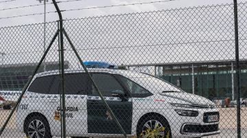 Un coche de Guardia civil en las pistas del aeropuerto de Palma