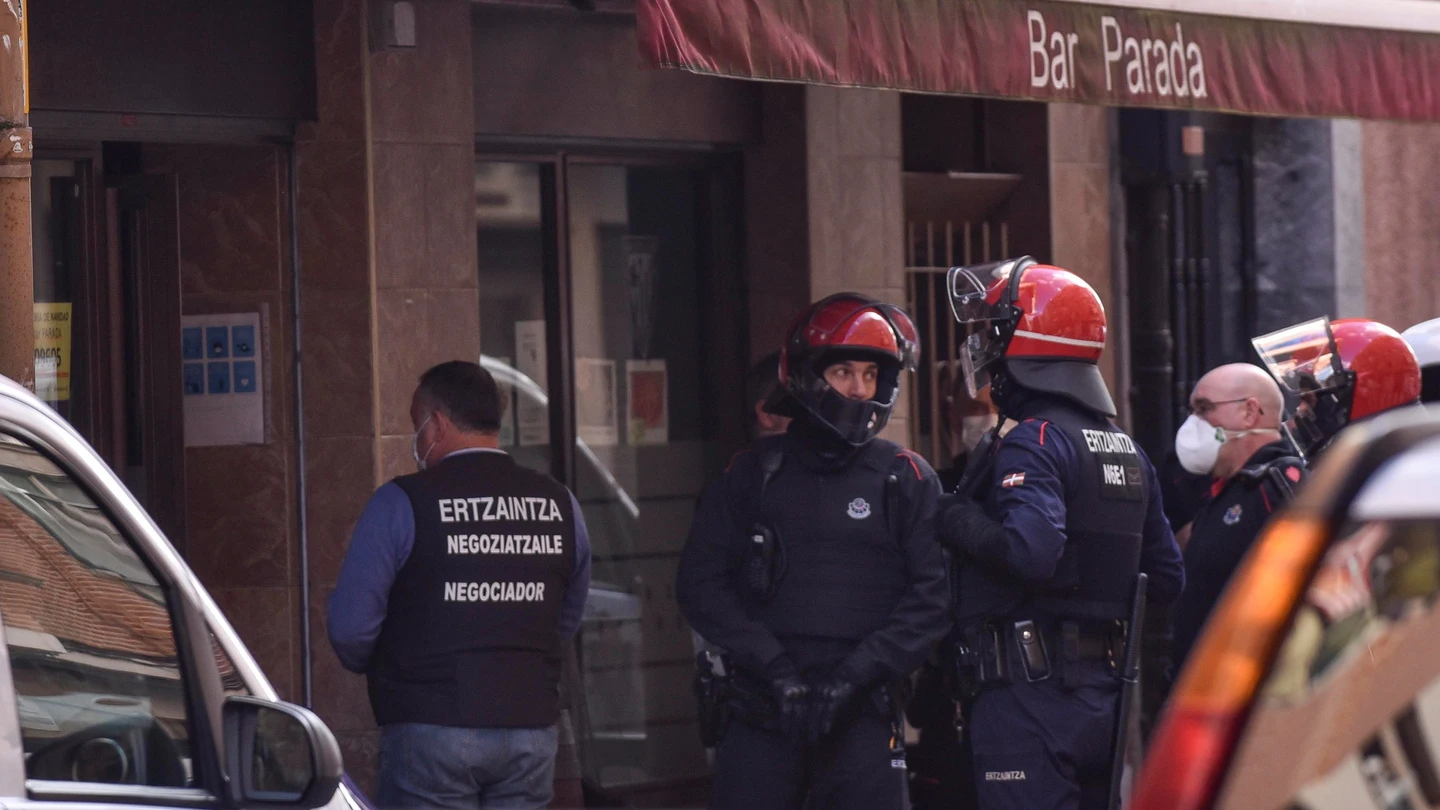 Agentes de la Ertzaintza negocian con el hombre que se ha atrincherado Agentes de la Ertzaintza negocian con el hombre que se ha atrincherado