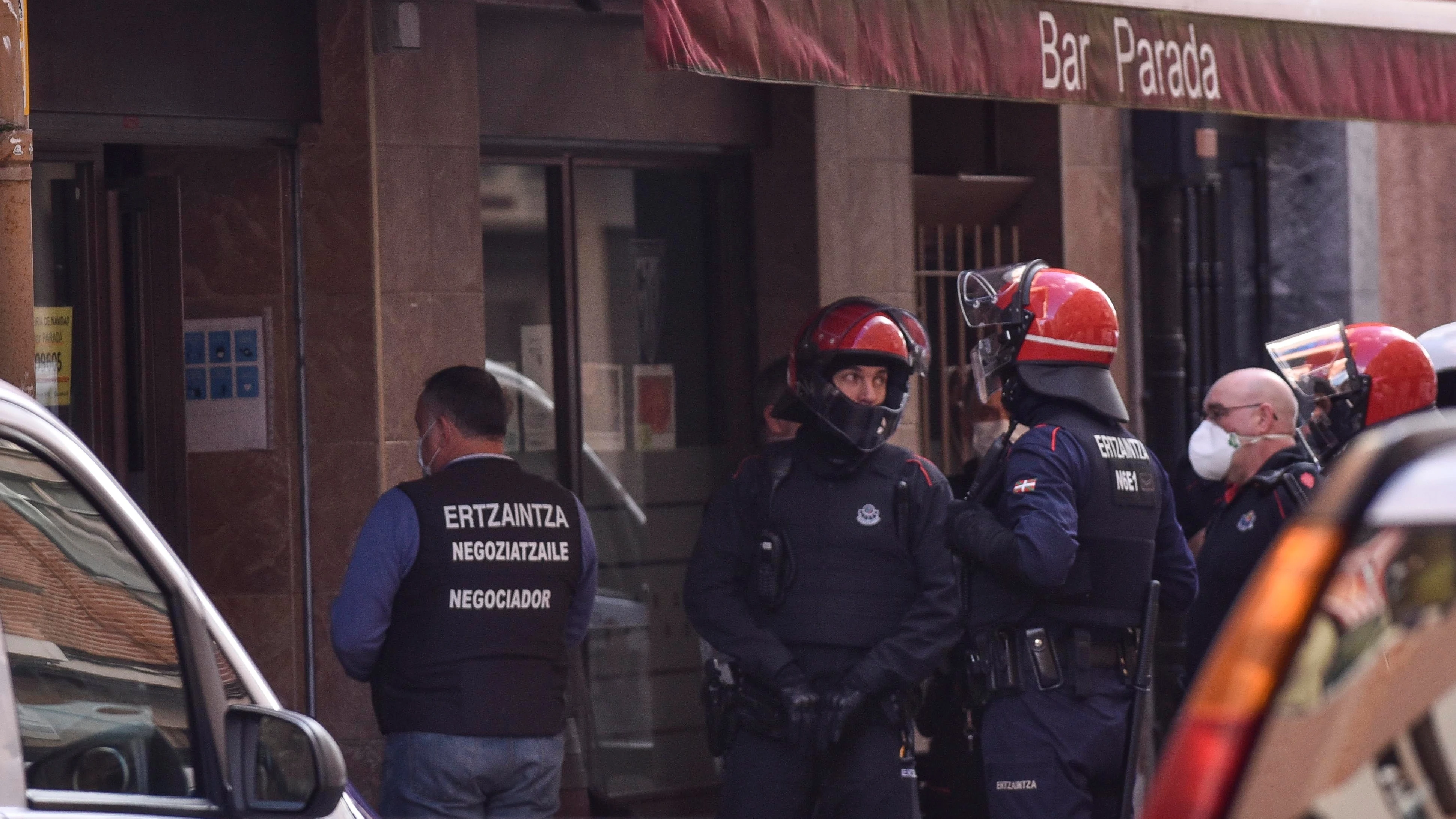 Agentes de la Ertzaintza negocian con el hombre que se ha atrincherado