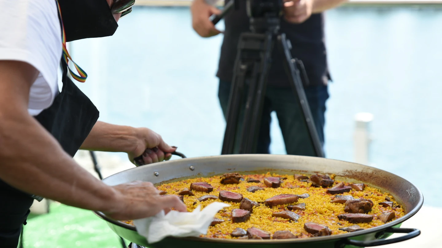 Una chef hace una paella, en la IV edición del World Paella Day 2021, con motivo del día internacional de la Paella. Una chef hace una paella, en la IV edición del World Paella Day 2021, con motivo del día internacional de la Paella.
