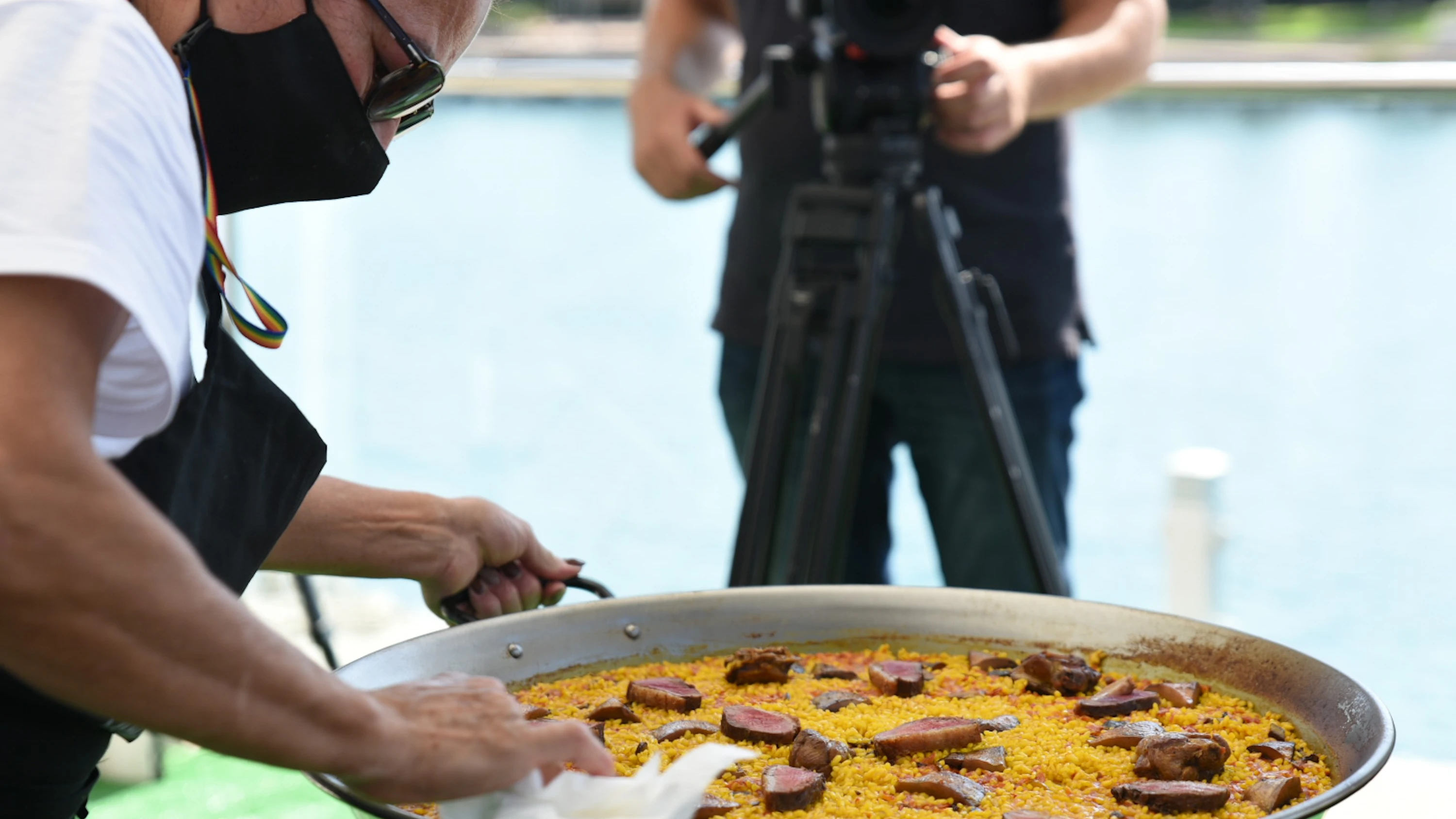 Una chef hace una paella, en la IV edición del World Paella Day 2021, con motivo del día internacional de la Paella.