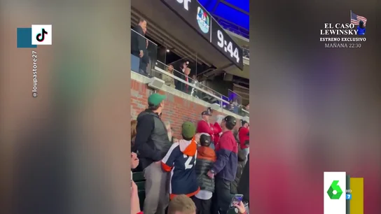 El pelotazo en la cabeza de Trump a un niño en pleno partido de béisbol El pelotazo en la cabeza de Trump a un niño en pleno partido de béisbol