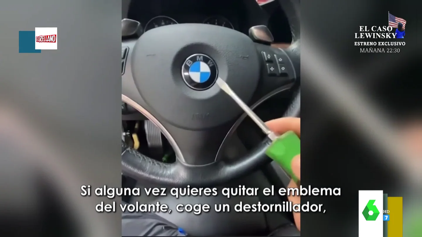 El momento en el que un conductor intenta quitar el logo del volante de su coche y le estalla el airbag El momento en el que un conductor intenta quitar el logo del volante de su coche y le estalla el airbag