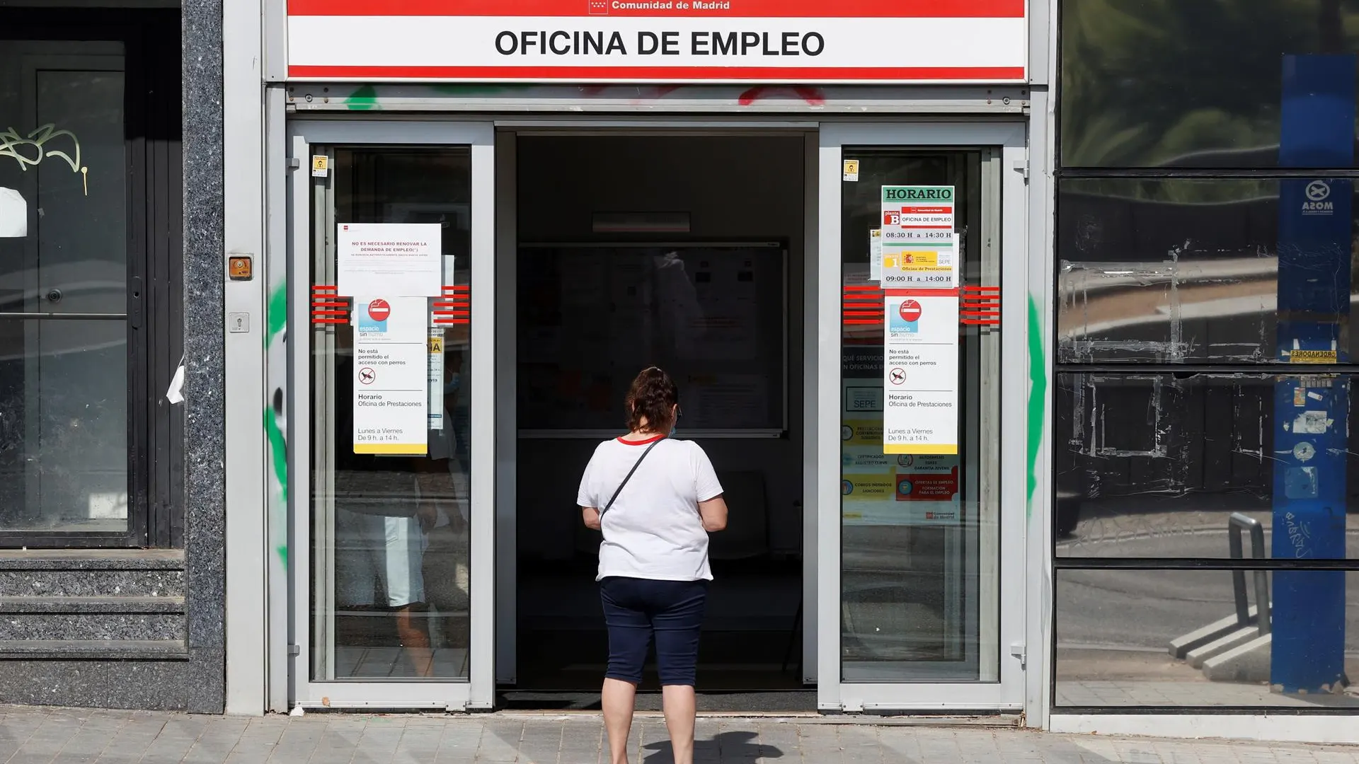 Una mujer aguarda a las puertas de una oficina de empleo en Madrid.