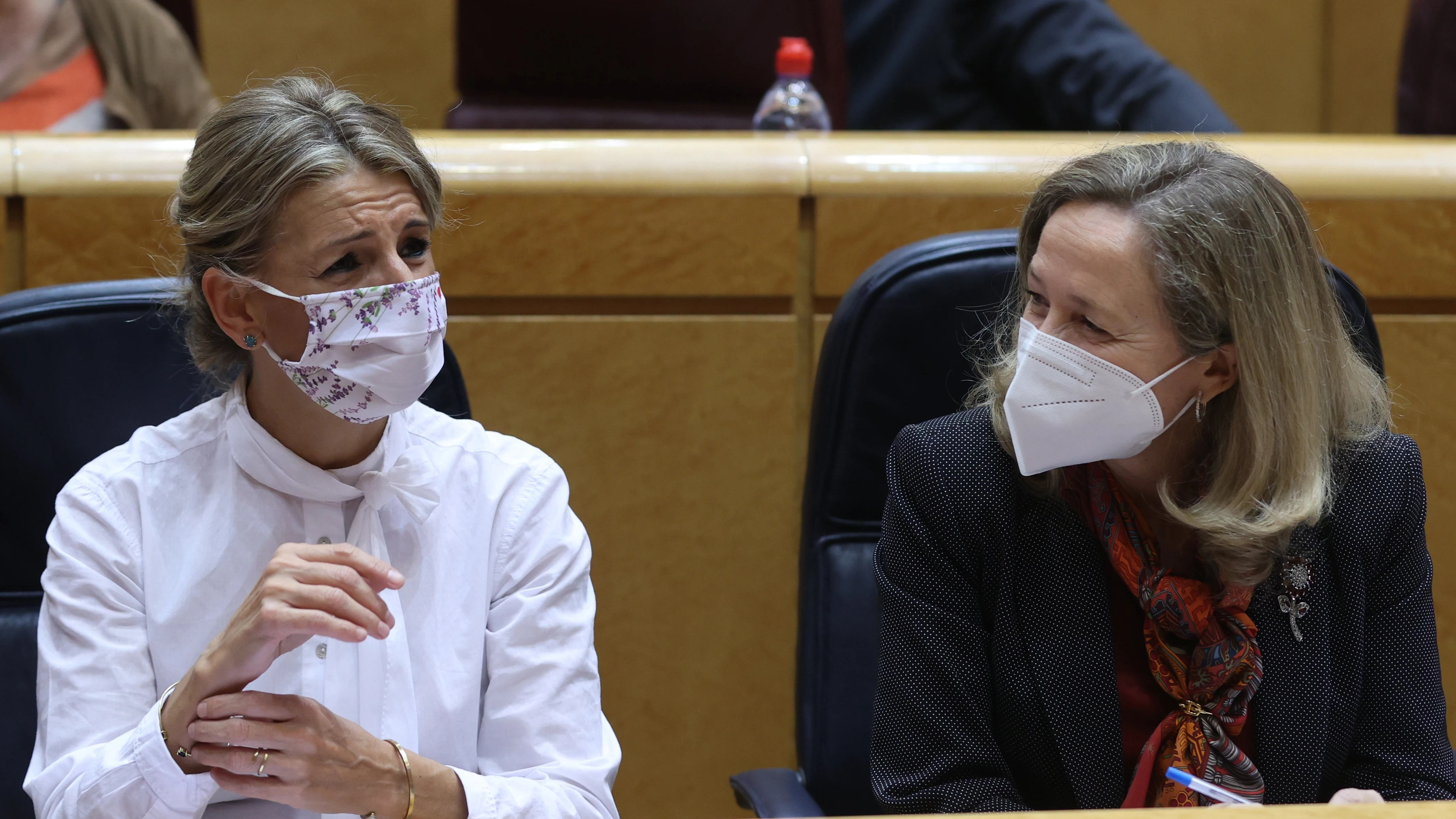 Las vicepresidentas Yolanda Díaz y Nadia Calviño durante una sesión de control al Gobierno.