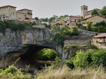 Descubre el pueblo de Burgos asentado sobre un puente natural de roca