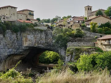 Descubre el pueblo de Burgos asentado sobre un puente natural de roca Descubre el pueblo de Burgos asentado sobre un puente natural de roca