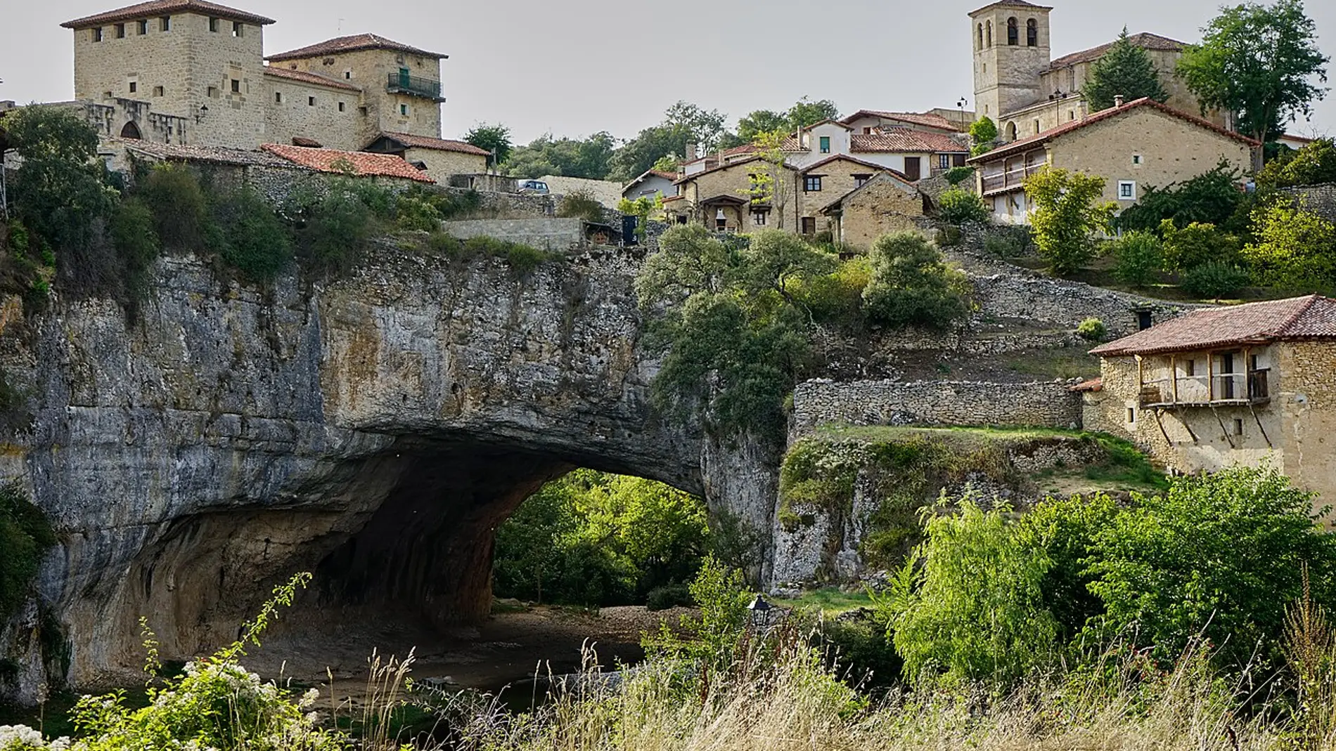 Descubre el pueblo de Burgos asentado sobre un puente natural de roca
