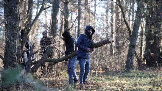 Migrantes a la espera en la frontera de Polonia, esperando cruzar al territorio europeo. Migrantes a la espera en la frontera de Polonia, esperando cruzar al territorio europeo.