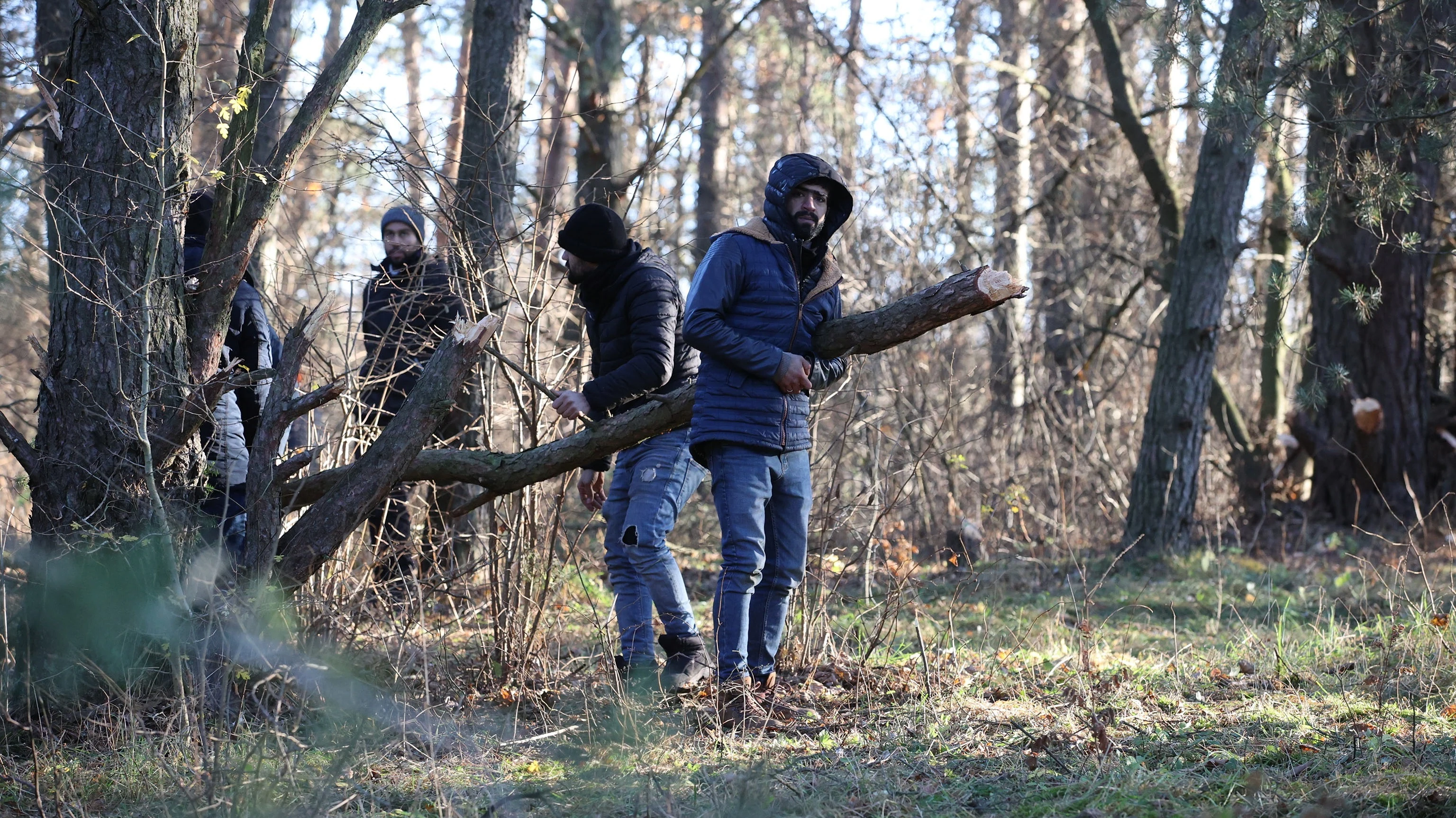 Migrantes a la espera en la frontera de Polonia, esperando cruzar al territorio europeo.