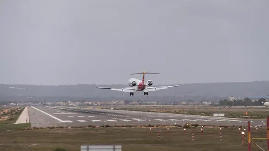 En la imagen, avión aterrizando en el aeropuerto de Palma durante la mañana de este sábado. En la imagen, avión aterrizando en el aeropuerto de Palma durante la mañana de este sábado.