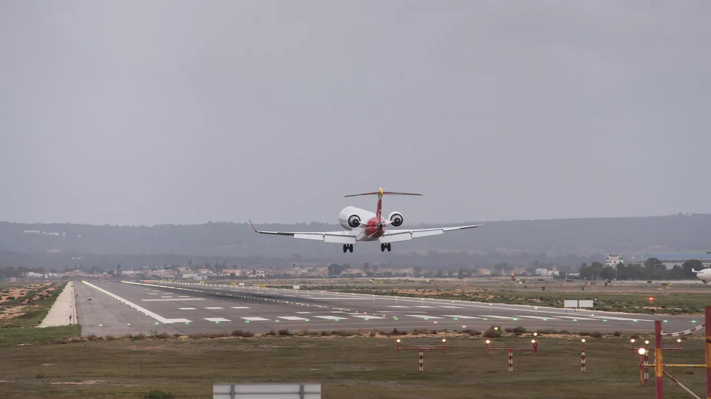 En la imagen, avión aterrizando en el aeropuerto de Palma durante la mañana de este sábado. En la imagen, avión aterrizando en el aeropuerto de Palma durante la mañana de este sábado.