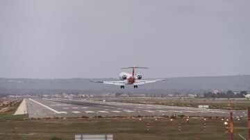 En la imagen, avión aterrizando en el aeropuerto de Palma durante la mañana de este sábado.