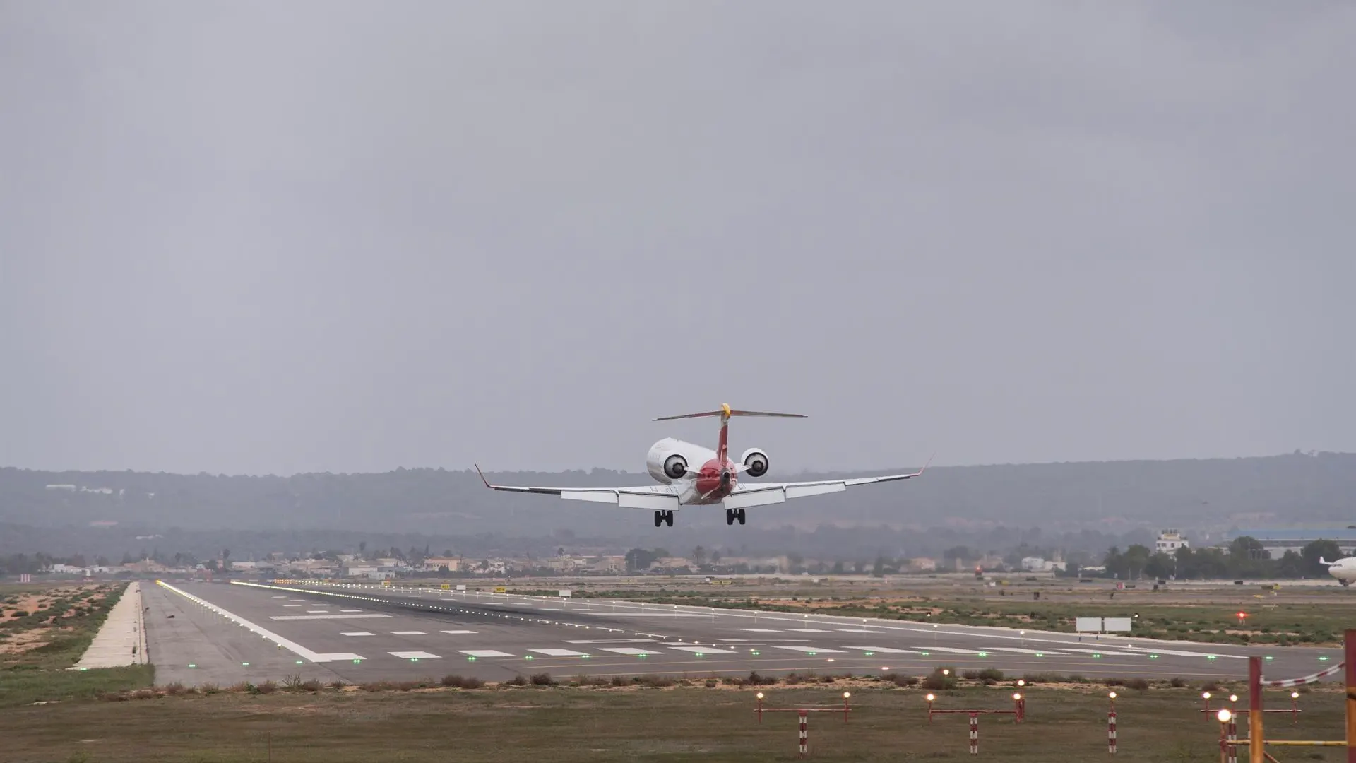 En la imagen, avión aterrizando en el aeropuerto de Palma durante la mañana de este sábado.