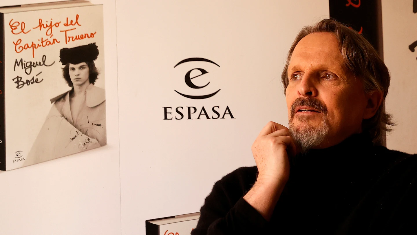 Lee en primicia el capítulo de "El hijo del Capitán Trueno", el libro de Miguel Bosé, donde habla de la relación con su padre Lee en primicia el capítulo de "El hijo del Capitán Trueno", el libro de Miguel Bosé, donde habla de la relación con su padre